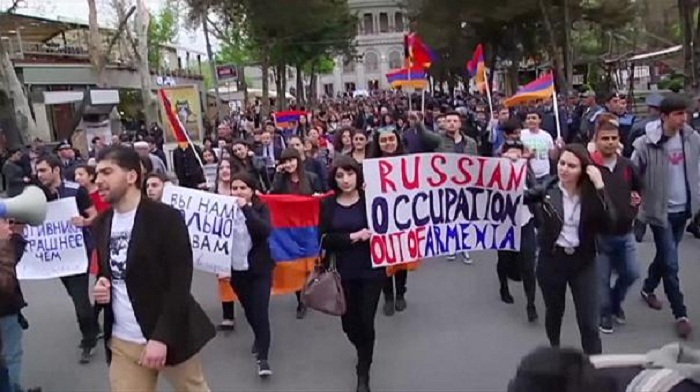 Des manifestants ont jeté des œufs sur l’ambassade de Russie à Erevan - VIDEO